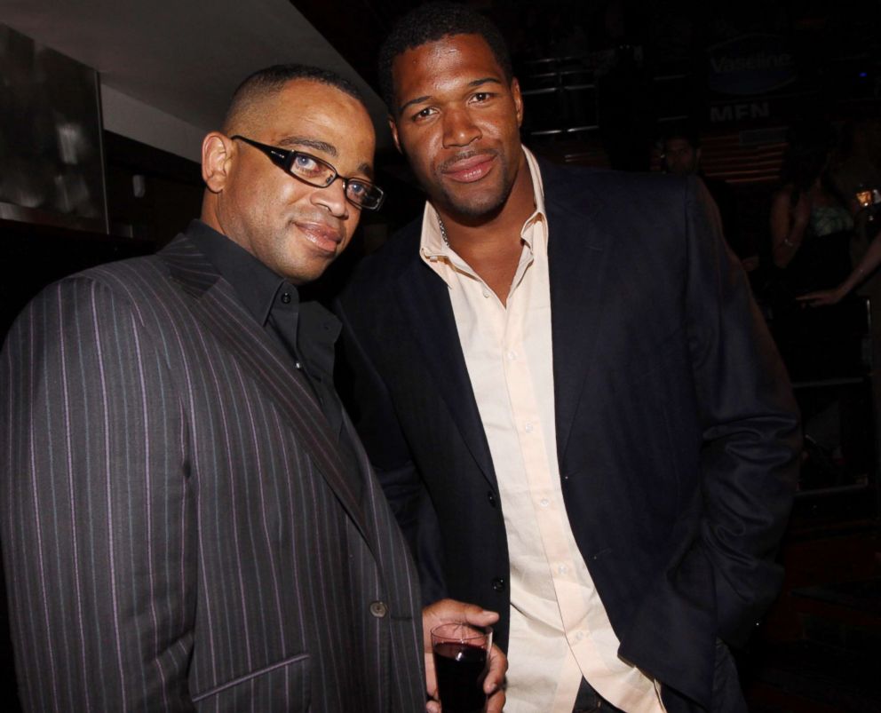 PHOTO: Stuart Scott, left, and Michael Strahan attend Strahan's retirement party at Strata on April 23, 2009, in New York City. 