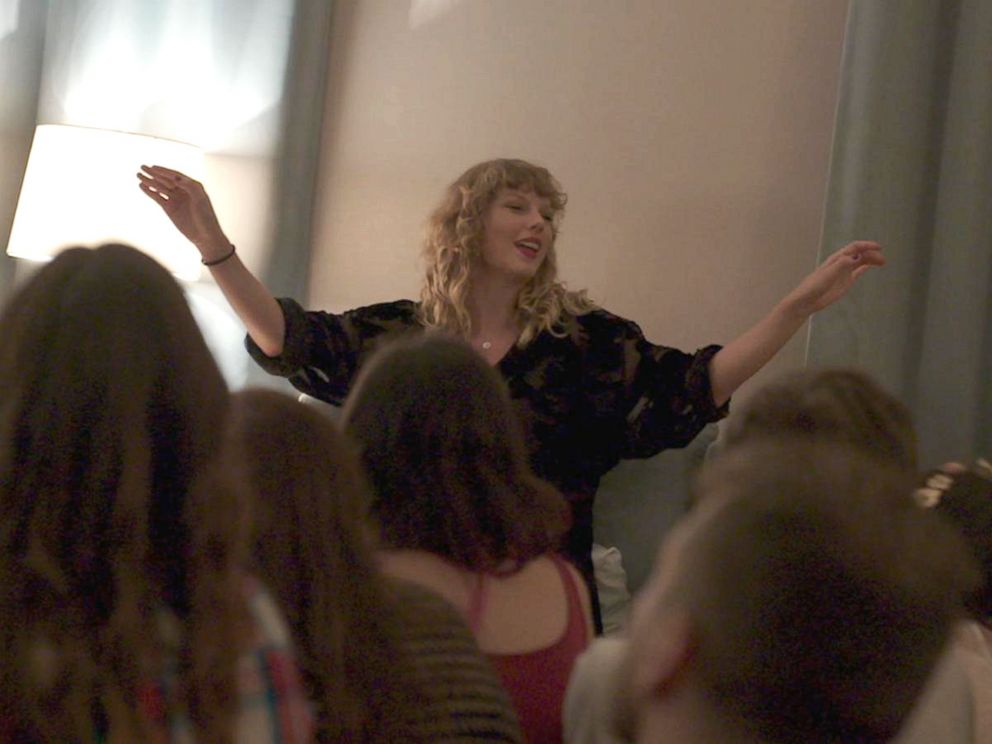 PHOTO: Taylor Swift listens to Reputation with fans ahead of the albums official release on Nov. 10.
