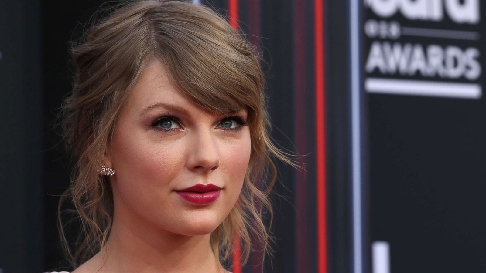 PHOTO: Singer Taylor Swift walks the red carpet at the Billboard Music Awards in Las Vegas, May 20, 2018.