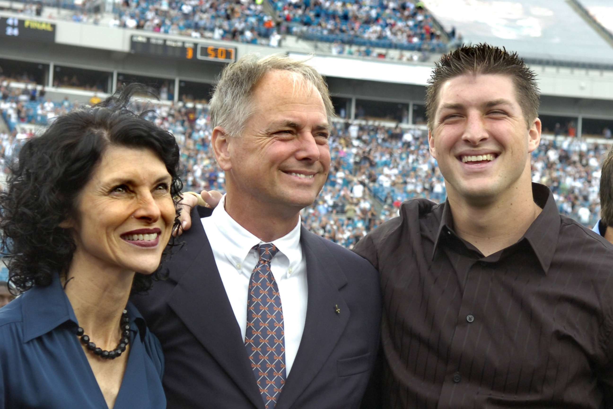 PHOTO: Heisman trophy winner Tim Tebow poses with his parents, Pam and Bob Tebow.