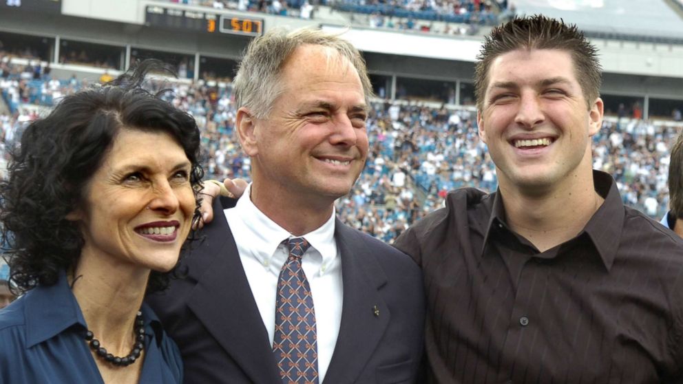 PHOTO: Heisman trophy winner Tim Tebow poses with his parents, Pam and Bob Tebow.