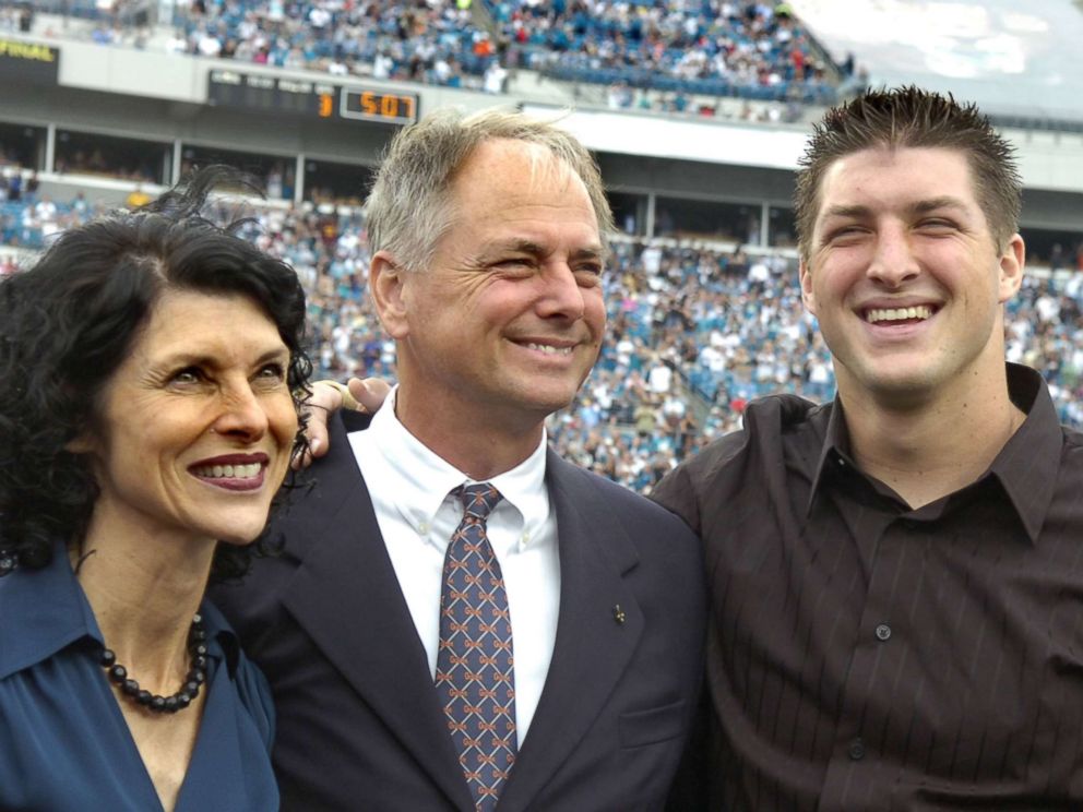 PHOTO: Heisman trophy winner Tim Tebow poses with his parents, Pam and Bob Tebow.