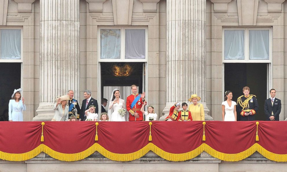 PHOTO: Prince William, Duke of Cambridge and Catherine, Duchess of Cambridge greet well-wishers next to members of their family on the balcony at Buckingham Palace on April 29, 2011 in London.