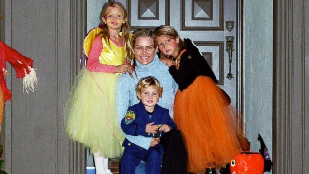 PHOTO: "Real Housewives of Beverly Hills" star Yolanda Hadid and her children Gigi, Bella and Anwar Hadid pose together in this family photo.