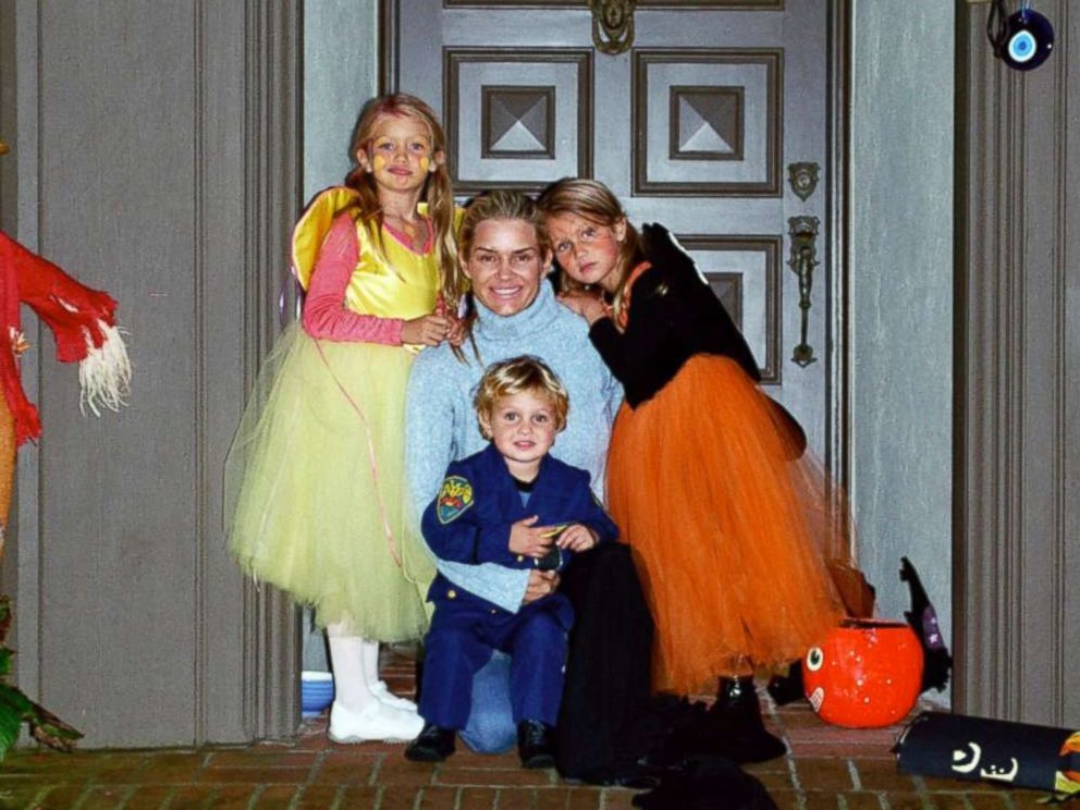 PHOTO: Real Housewives of Beverly Hills star Yolanda Hadid and her children Gigi, Bella and Anwar Hadid pose together in this family photo.
