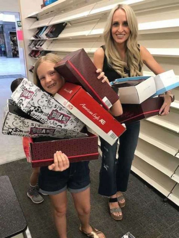 PHOTO: An Arkansas mom Carrie Jernigan bought out all the shoes at her local Payless store to give to those in need.