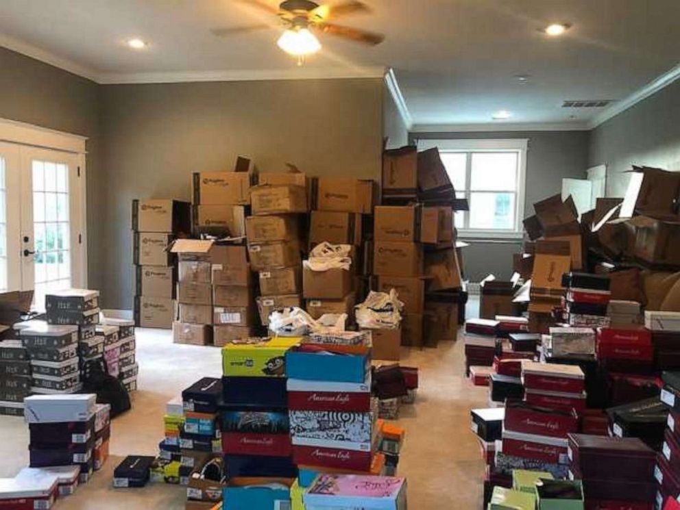 PHOTO: An Arkansas mom Carrie Jernigan bought out all the shoes at her local Payless store to give to those in need.