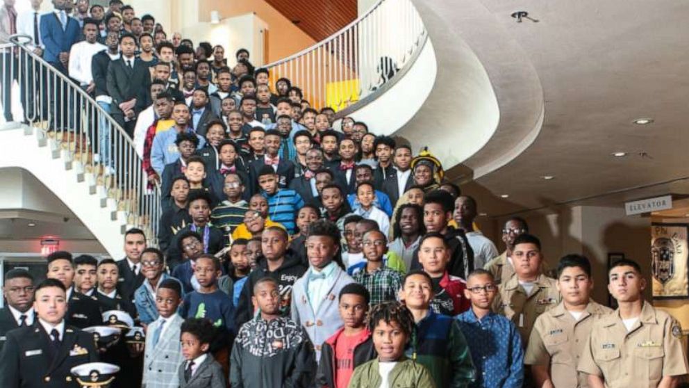 PHOTO: Kauwuane Burton, a professional photographer at Kauwuane Burton Studios, snapped a picture of 100 students and athletes who are dedicating the image to NBA champion Kobe Bryant, who died shortly before the picture was taken.