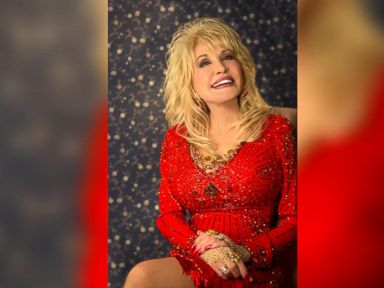 Dolly Parton Reflects on Childhood as 'Outcast'