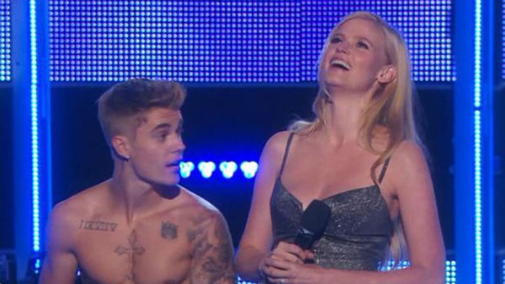Justin Bieber Gets Naked on Stage; Watch His Strip Show 