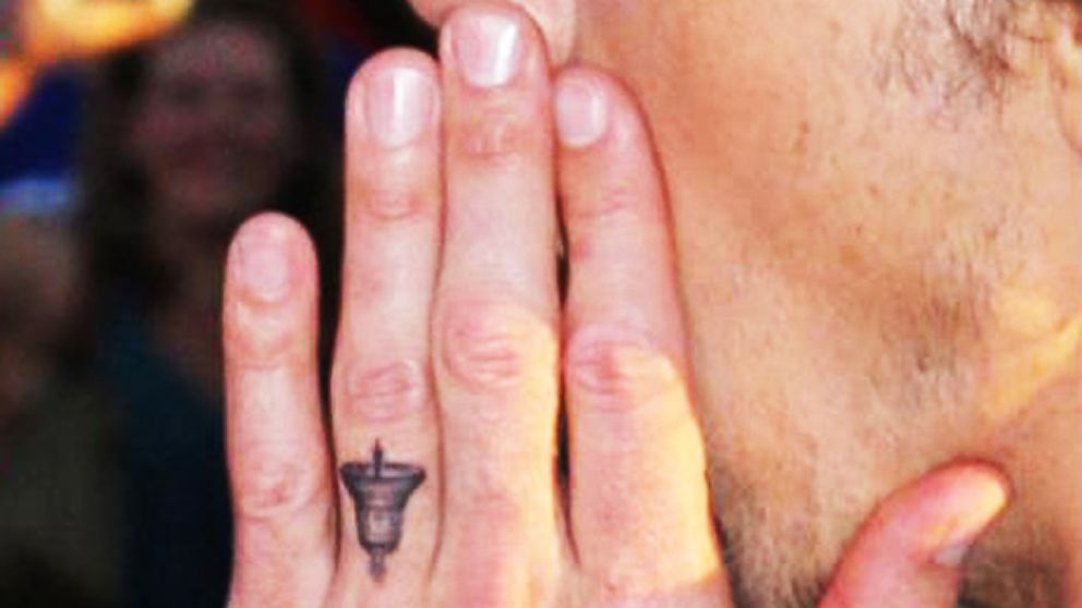 Dax Shepard Debuts Bell Tattoo On His Ring Finger To Honor ...