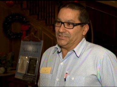 VIDEO: Leo Otero will be spending Christmas with his family thanks to his grandson, boss and Santa Claus.