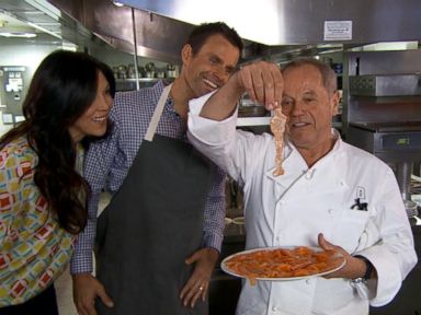 VIDEO: Wolfgang Puck Transforms Your Oscars Party