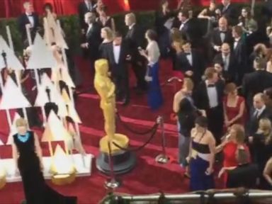 VIDEO: Benedict Cumberbatch and Kerry Washington show their style at the 87th annual Academy Awards.