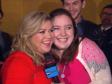 VIDEO: Kelly Clarkson Gives Superfans the Surprise of a Lifetime