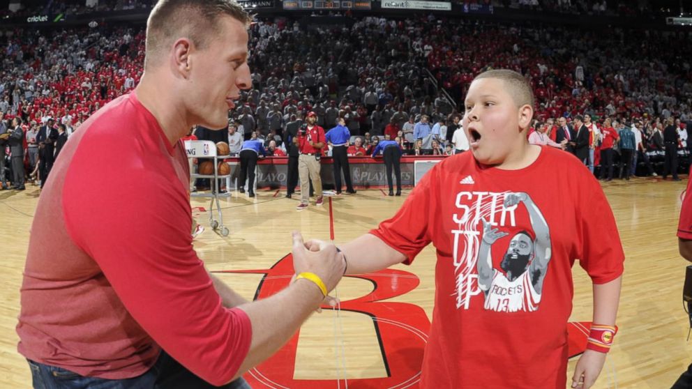 J.J. Watt congratulates kid who sang national anthem 