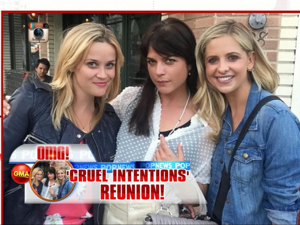 Cruel Intentions' Reunion: Sarah Michelle Gellar and Selma Blair Recreate  Iconic Kiss – The Hollywood Reporter