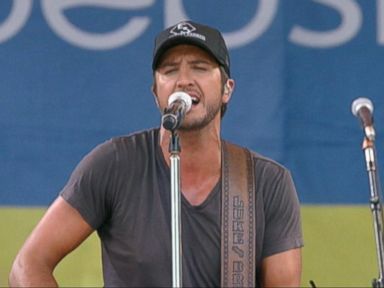 VIDEO: Country Super Star Luke Bryan Uses Tinder to Debut New Single 'Kill the Lights'