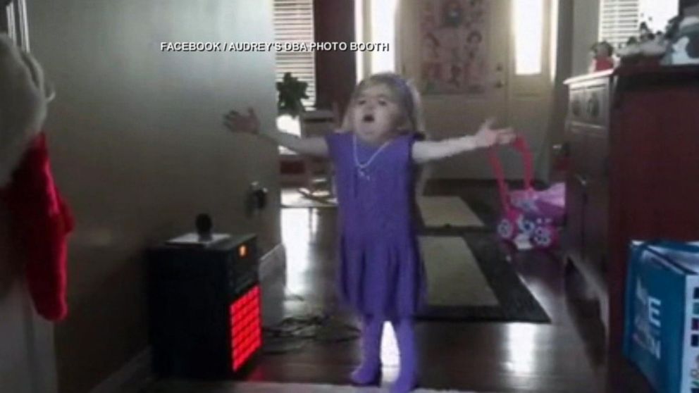 Little Girl S Love You Like A Love Song Rendition Goes Viral