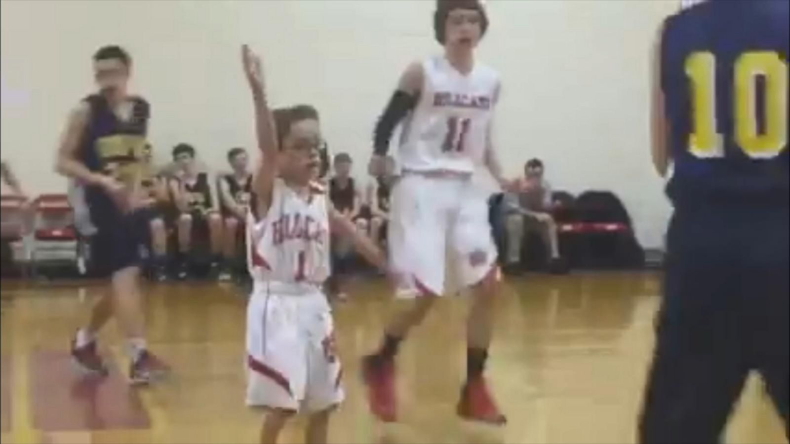 High School Basketball Team Welcomes 3-Foot-5-Inch Player - ABC News