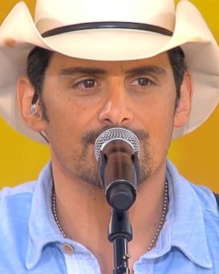 VIDEO: Brad Paisley Performs 'Crushin' It' in Central Park