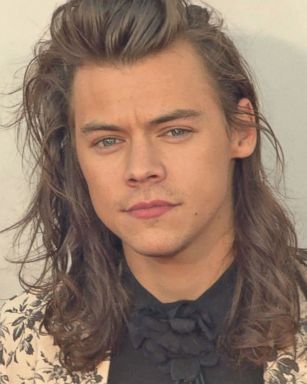 VIDEO: One Direction's Harry Styles Signs Solo Contract