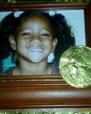 VIDEO: Six-year-old Chloe found a gold medal from the 1992 Olympic Games while walking on a road lined with garbage.