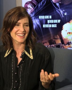 VIDEO: Cobie Smulders Channels Bob Dylan to Sing Robin Sparkles' "Let's Go To The Mall" 