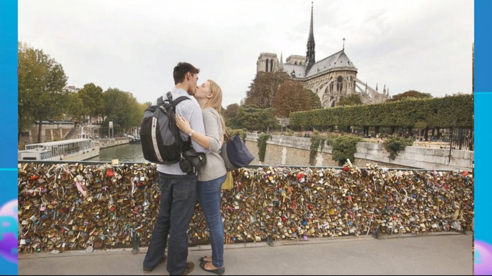 Paris Sells Love Locks To Refugees - Paris Refugees Donation