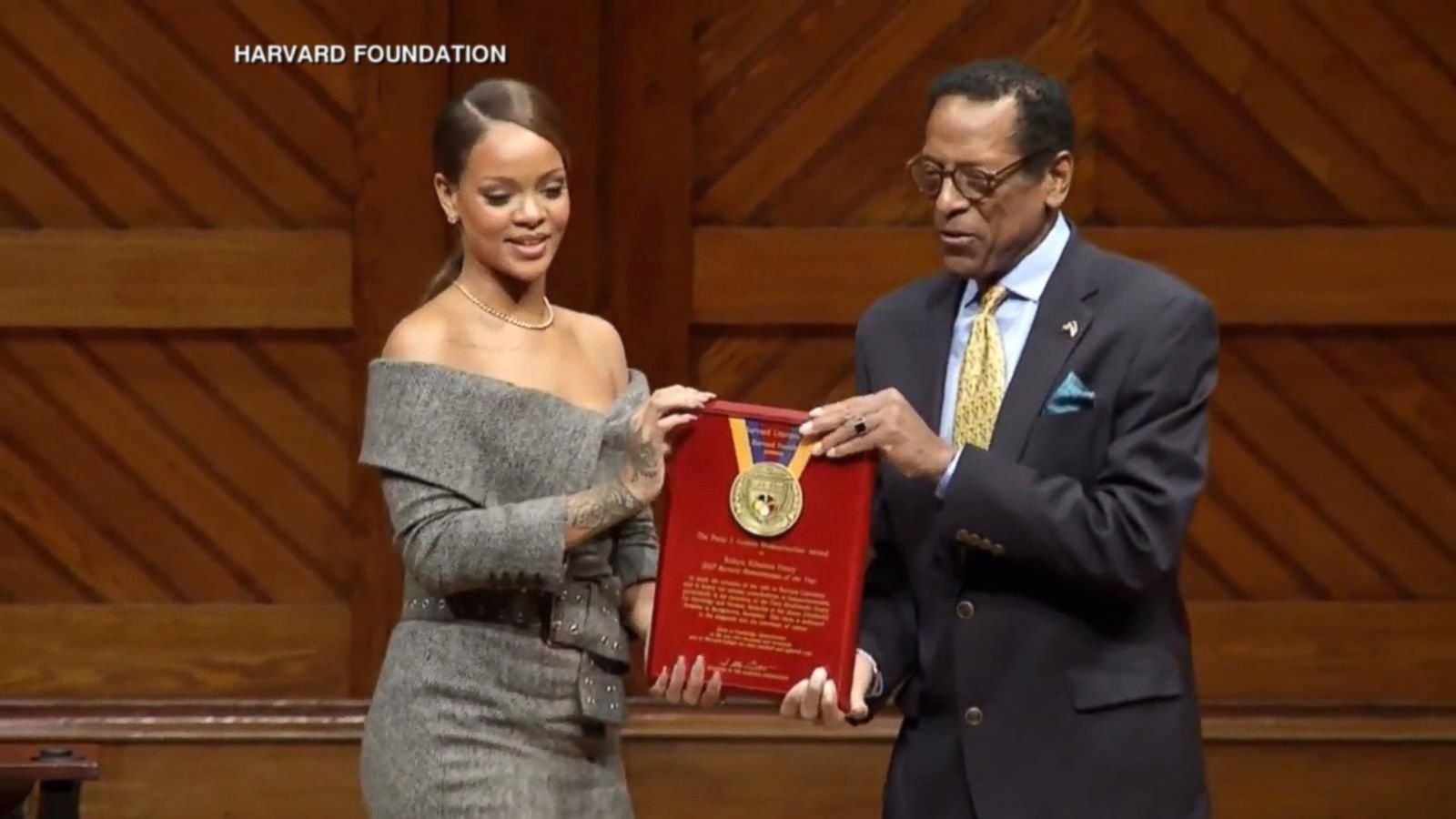 Rihanna Accepts Harvards Humanitarian Award With Heartfelt Speech Good Morning America