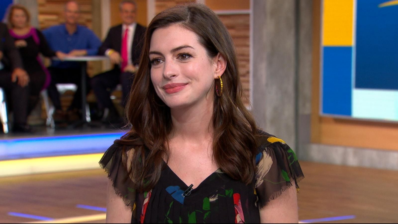 Anne Hathaway dishes on her $15 flea market dress - Good Morning America