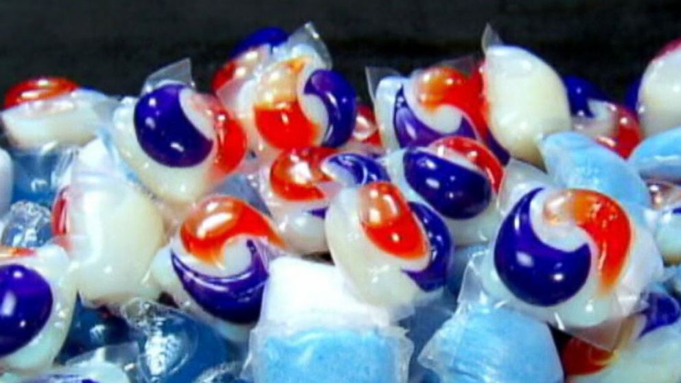 liquid laundry detergent packets pose 