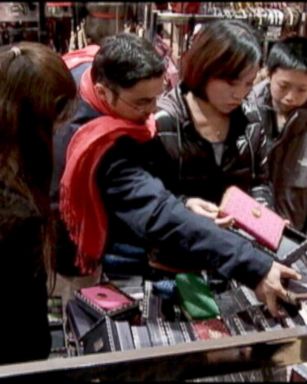 VIDEO: Last-minute shoppers search for holiday deals