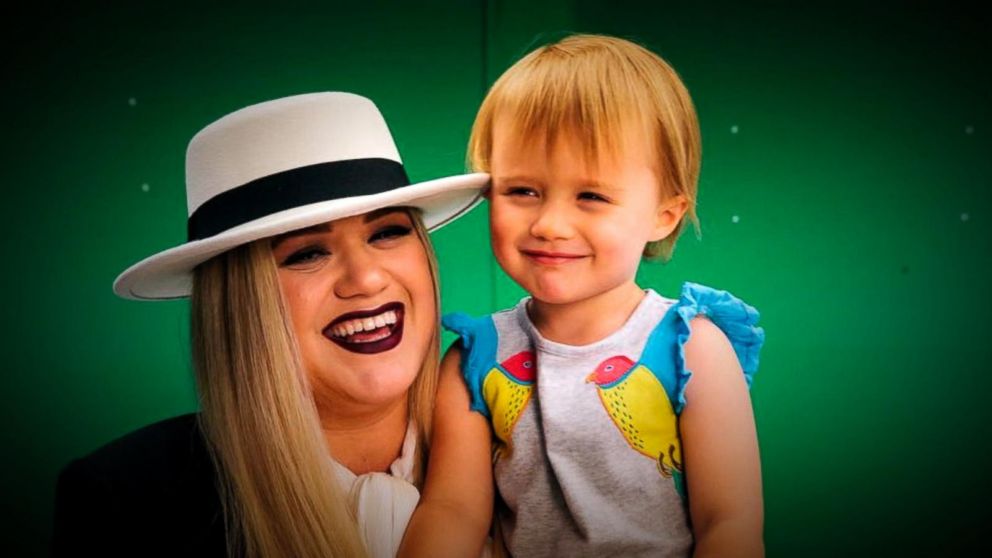Kelly Clarkson Spanks Her Child And It Brings Back Awful Memories For Me -  SavvyMom