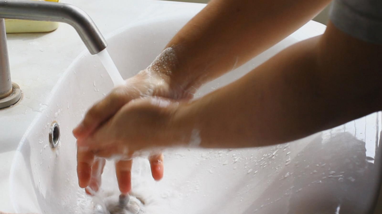 VIDEO;What's more effective during flu season: Hand washing vs. hand sanitizer