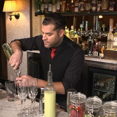 VIDEO: How to make a 'Red Carpet Smash' mocktail 