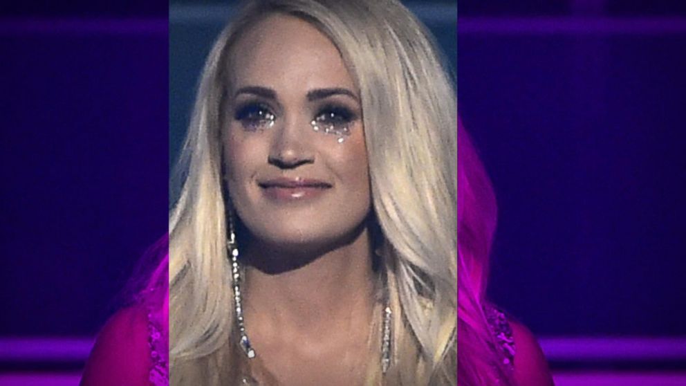 Carrie Underwood's First Photo Since Receiving 40 Facial Stitches