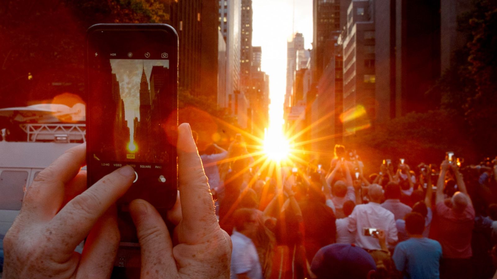 VIDEO: Manhattanhenge shines through New York City