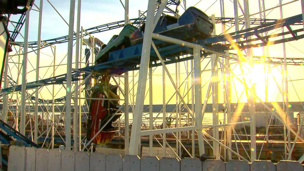 2 people fall 30 feet from derailed roller coaster