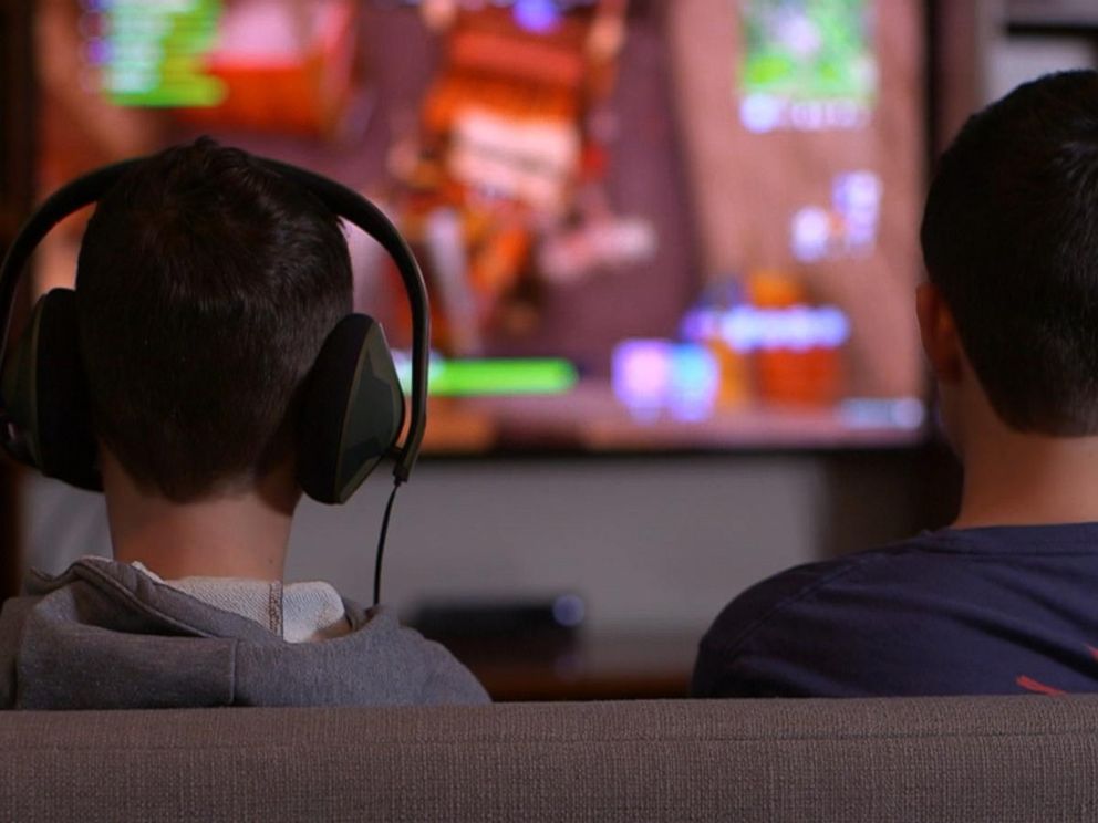 VIDEO: Parents warn of online gaming scammers on Fortnite