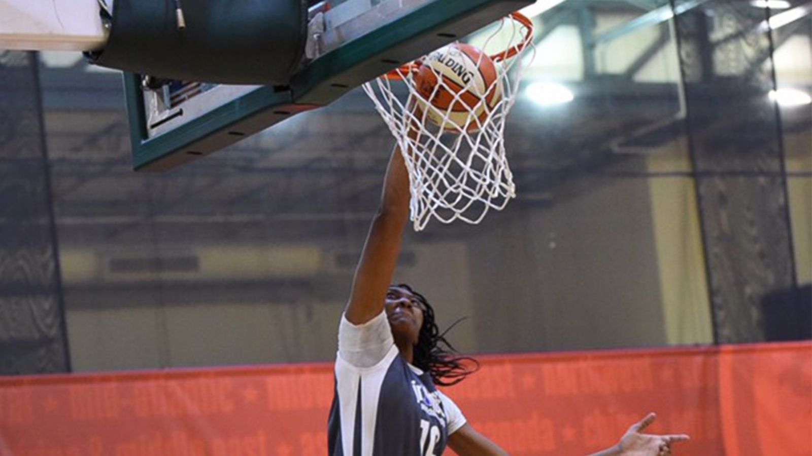 VIDEO: This 14-year-old baller just dunked on her competition