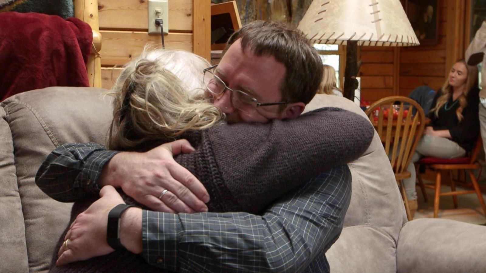 Strangers help reunite woman with biological father after 25 years - ABC  News