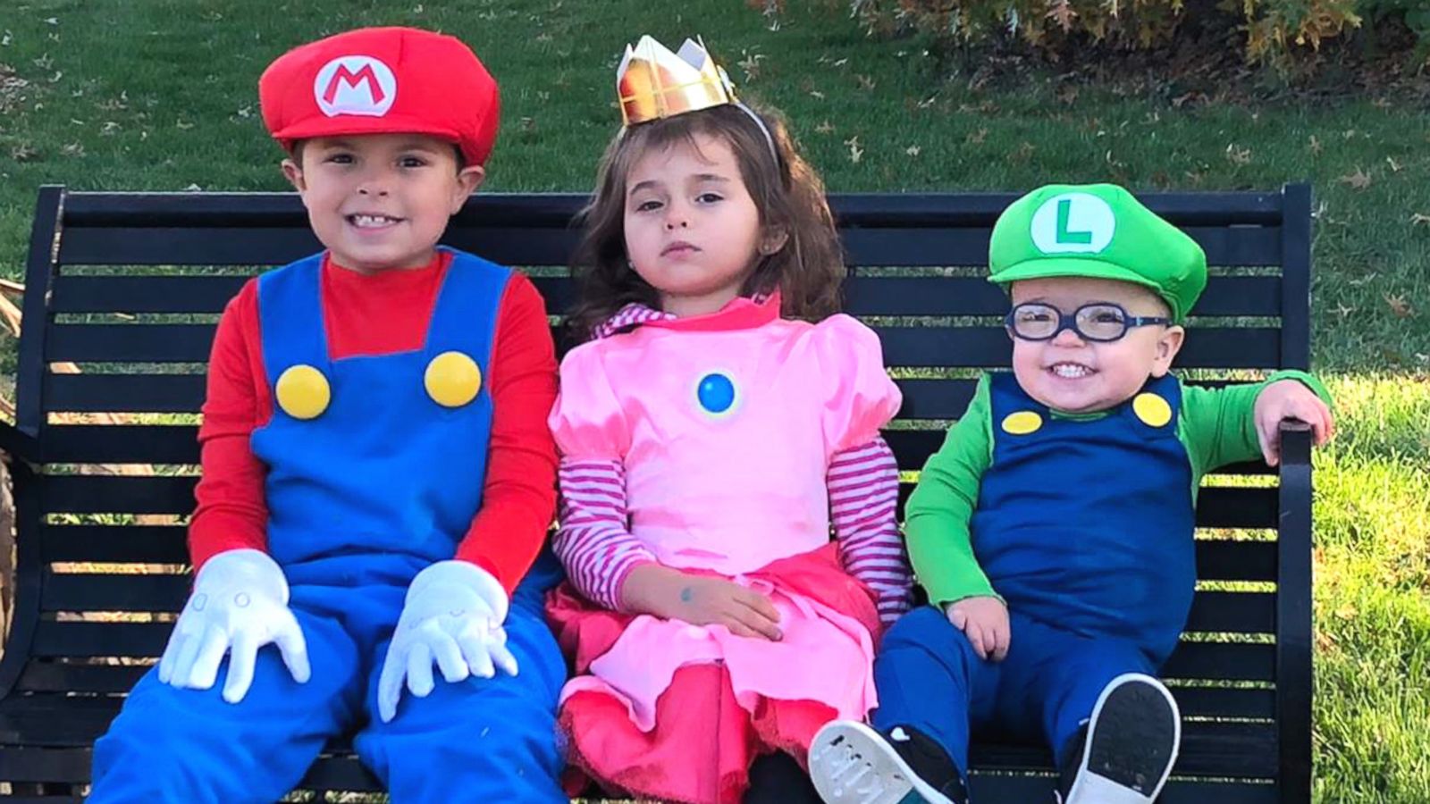 VIDEO: Toddler with spina bifida practices trick-or-treating without his crutches