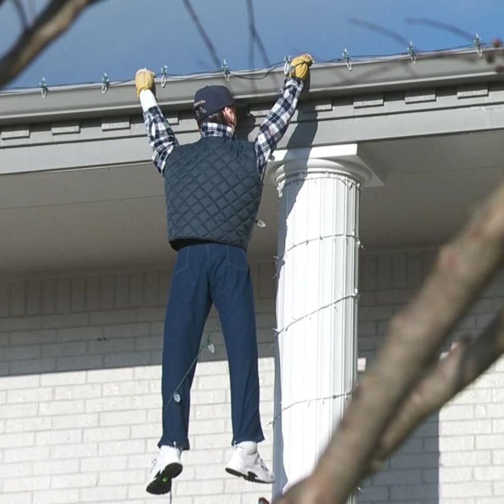 Passerby panics after seeing fake Clark Griswold hanging off roof ...
