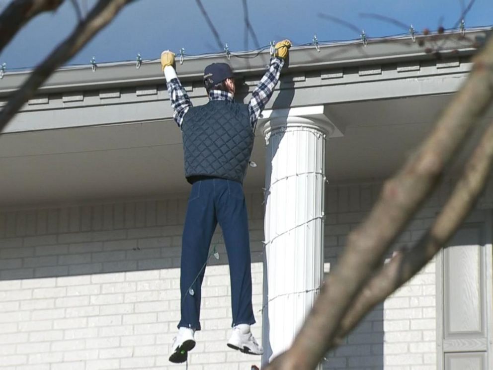 Passerby panics after seeing fake Clark Griswold hanging off roof ...