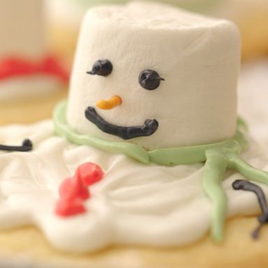 VIDEO: 25 Days of Cookies: Sarah Michelle Gellar & Foodstirs' organic snowmen sugar cookies