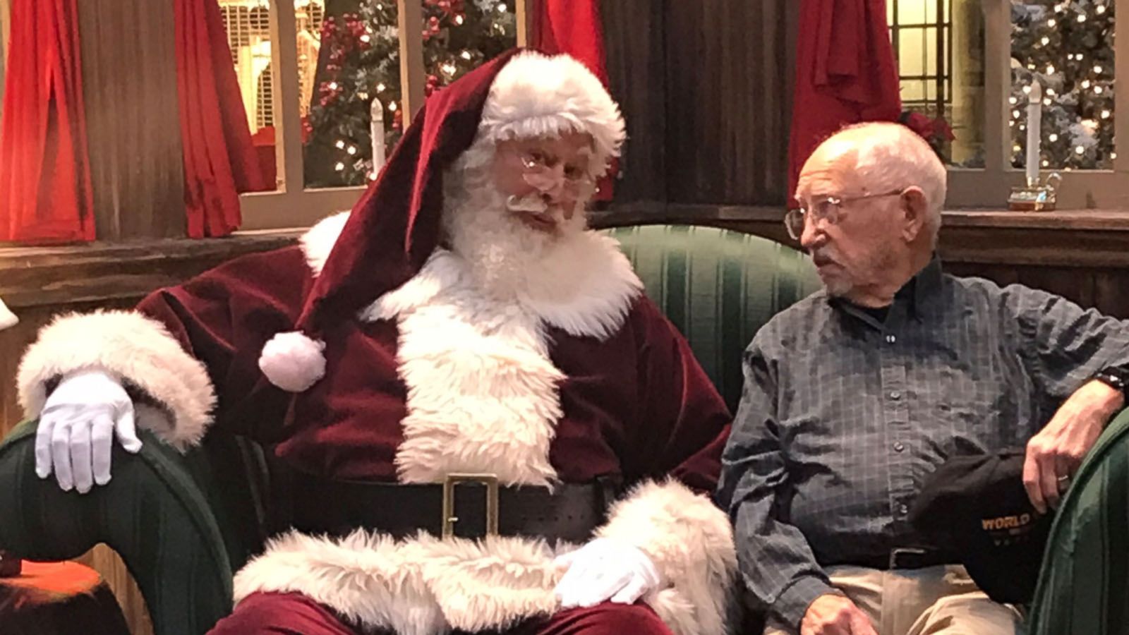 VIDEO: This photo of Santa and a 93-year-old veteran is spreading Christmas joy