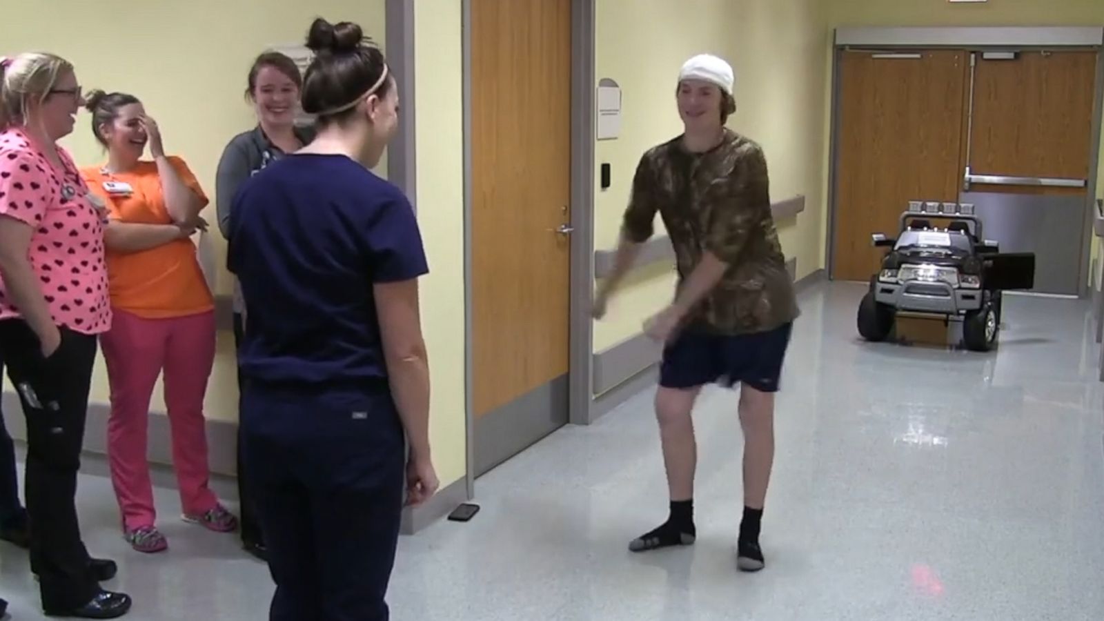 VIDEO: Hospital 'floss-off' as teen celebrates end of stay