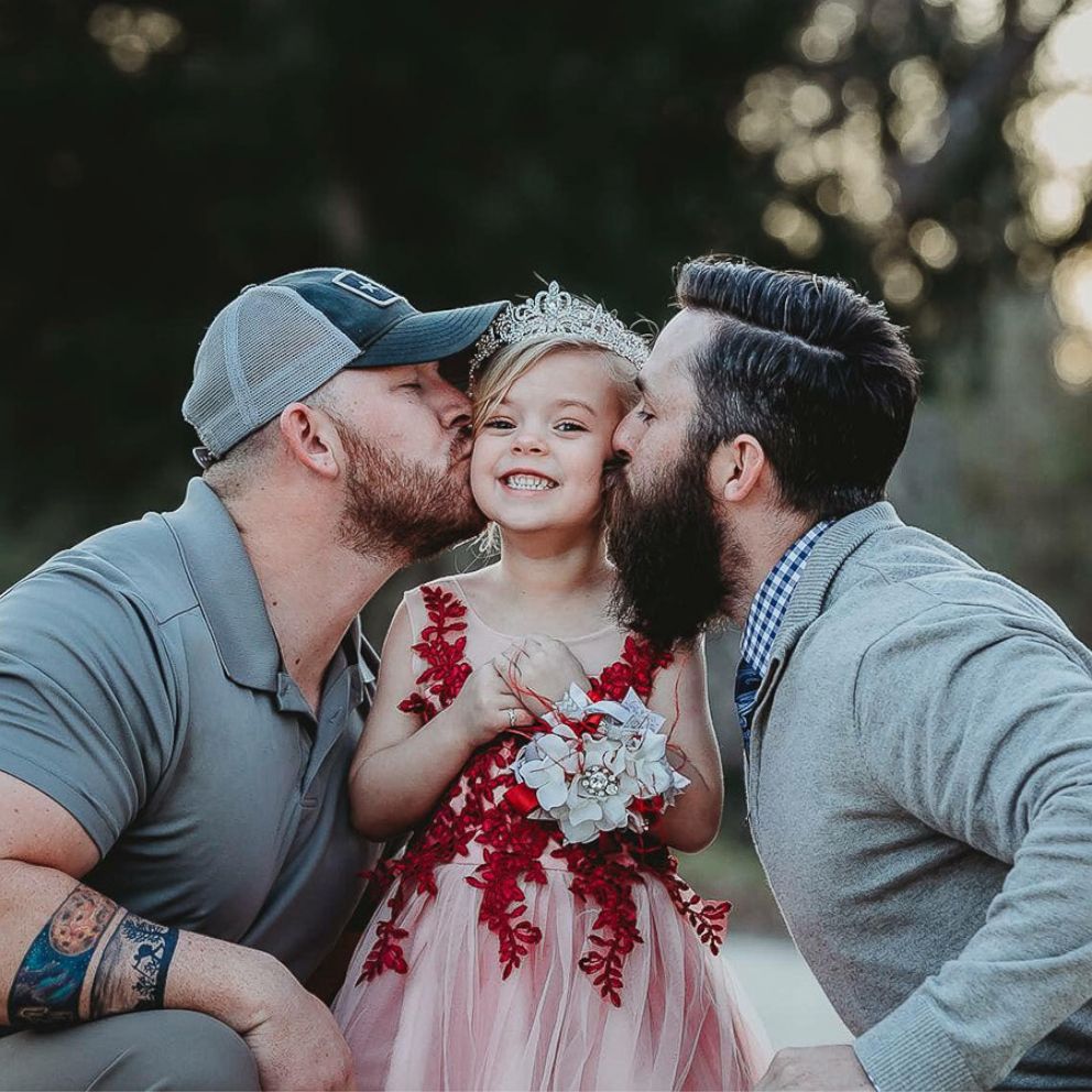 Love this shot of Dad with daughters | Family portrait poses, Family photo  pose, Photography poses family