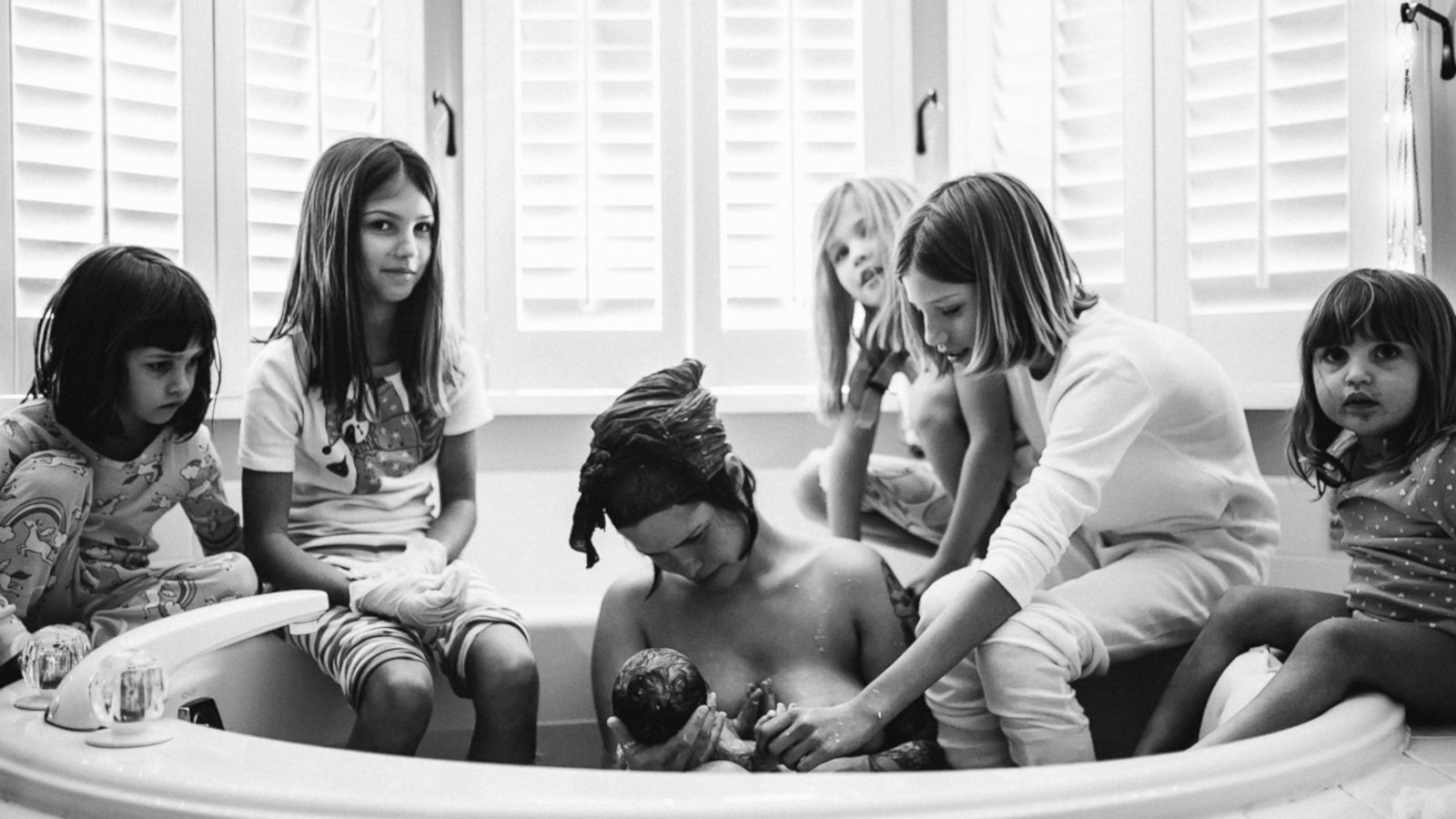 VIDEO: 5 daughters surround mom as she gives birth to their baby sister